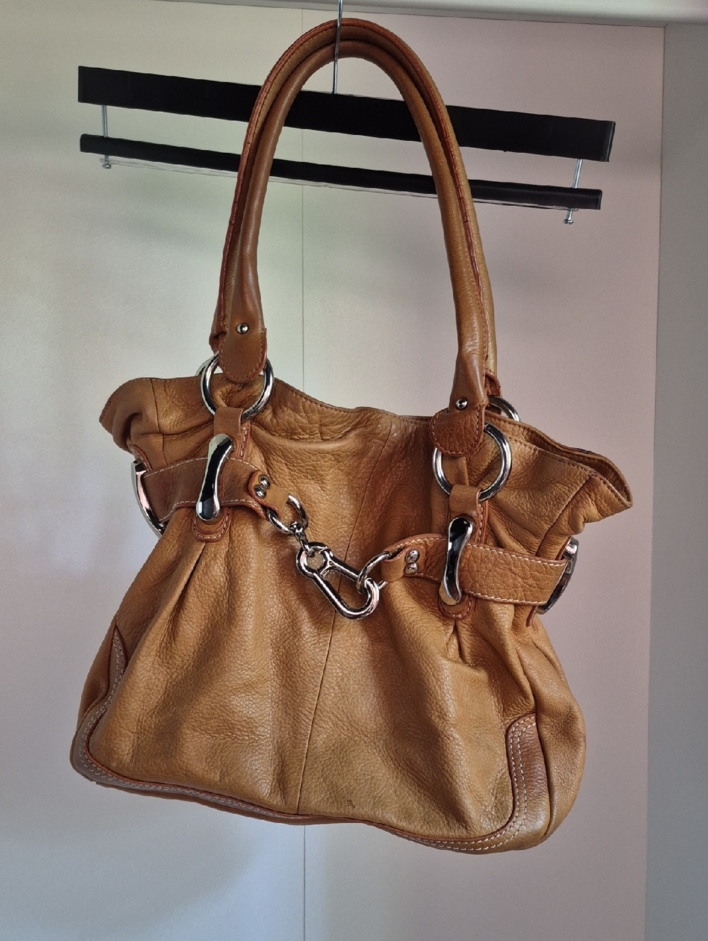 B MAKOWSKY Stylish Tan Leather Shoulder Bag with Silver Hardware